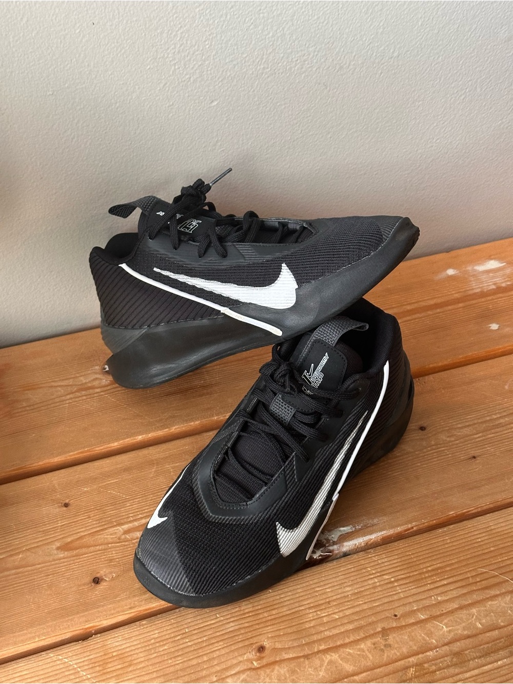 Nike G.T. Jump Academy basketball shoes in the black size 6.5